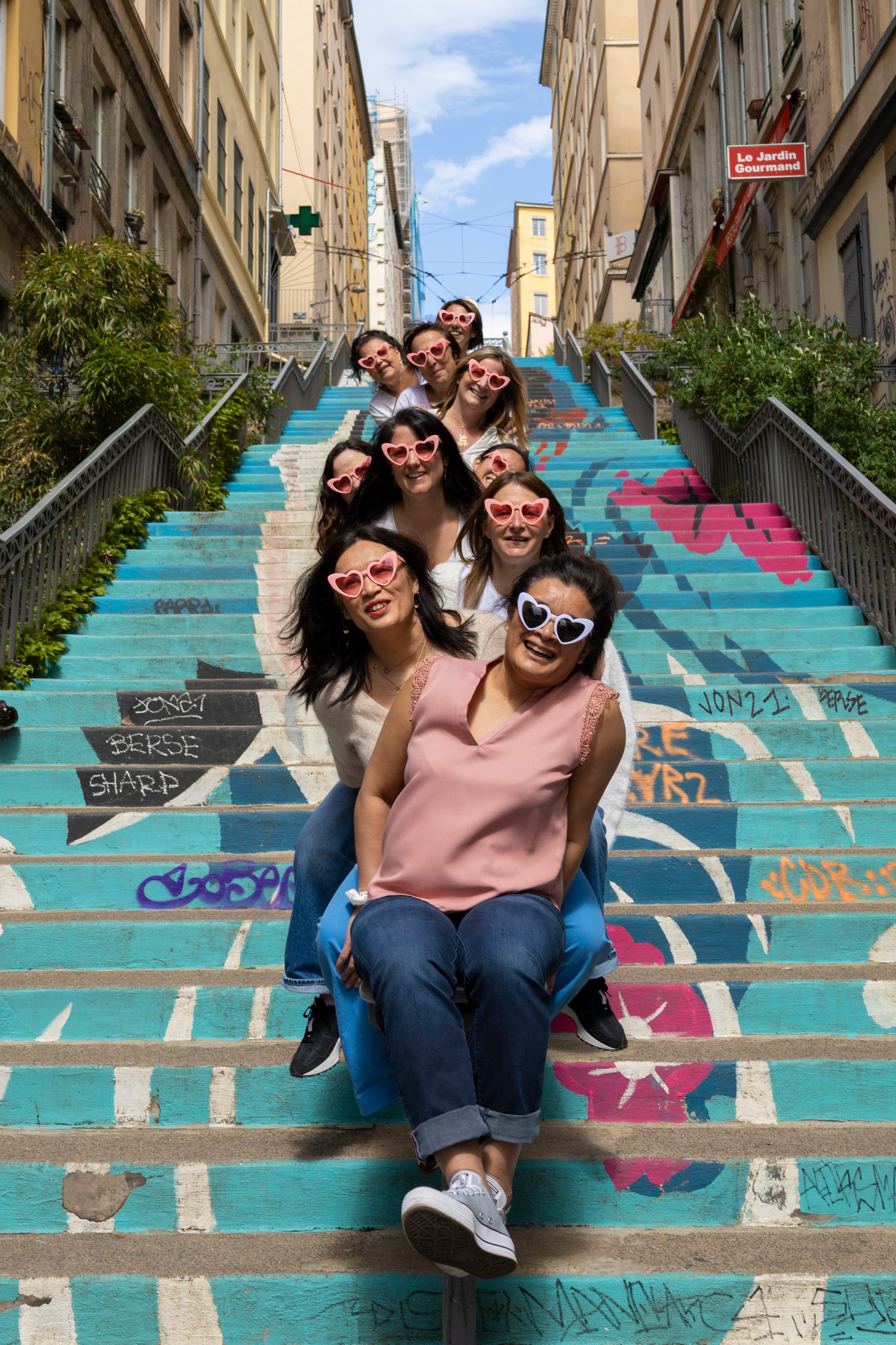 EVJF Escalier photo de groupe