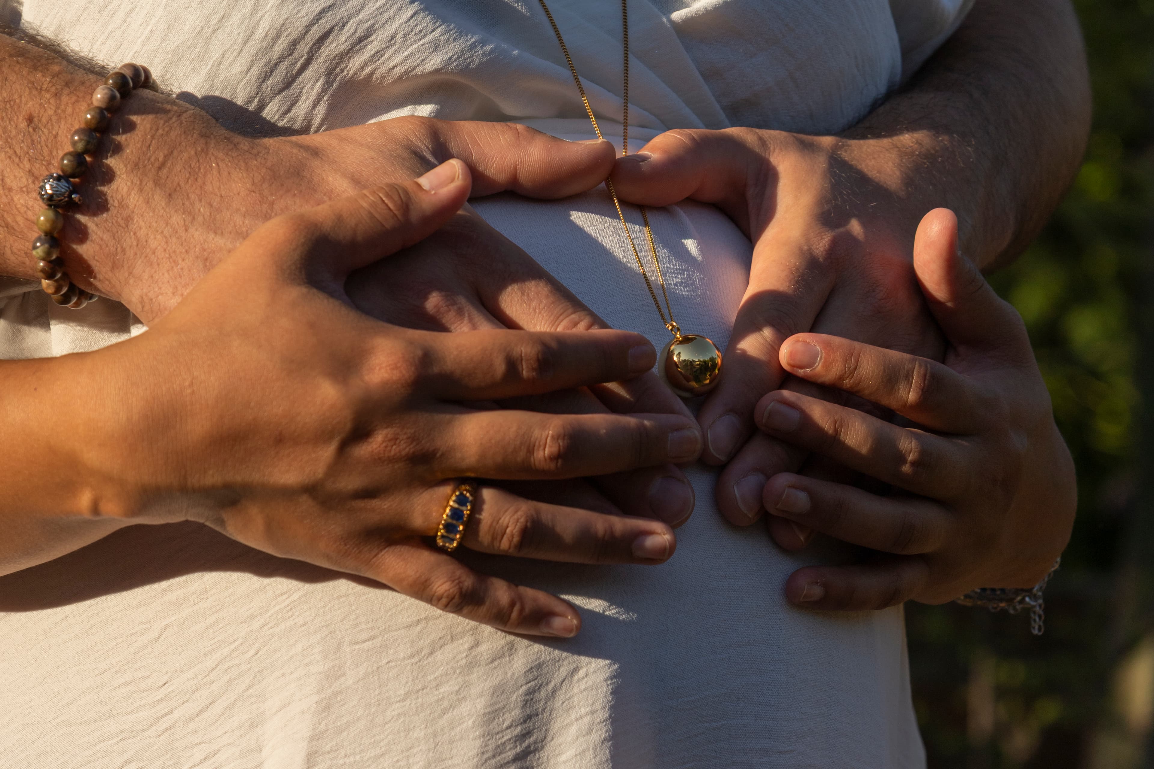 Grossesse main sur le ventre