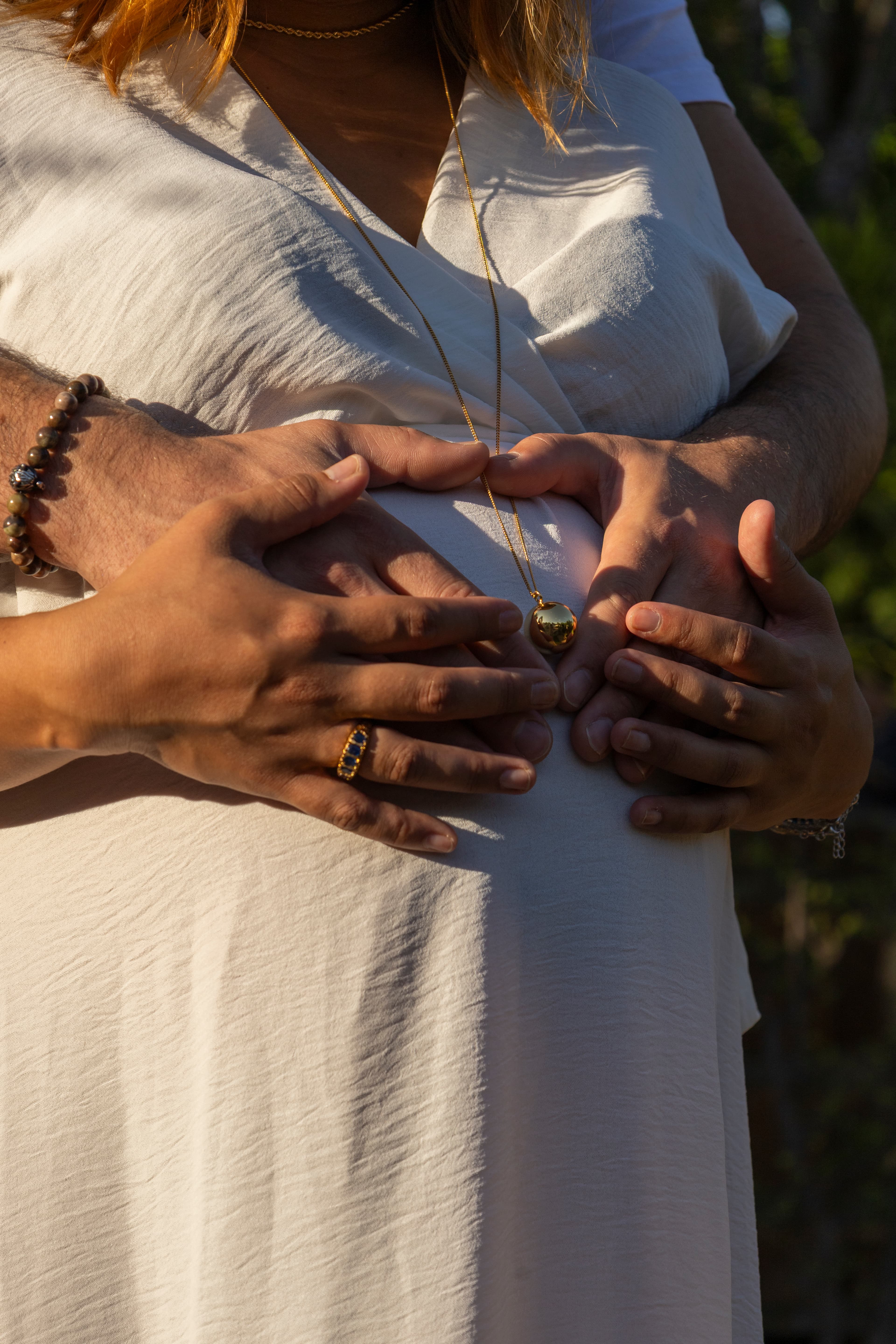 Grosesse main sur le ventre 