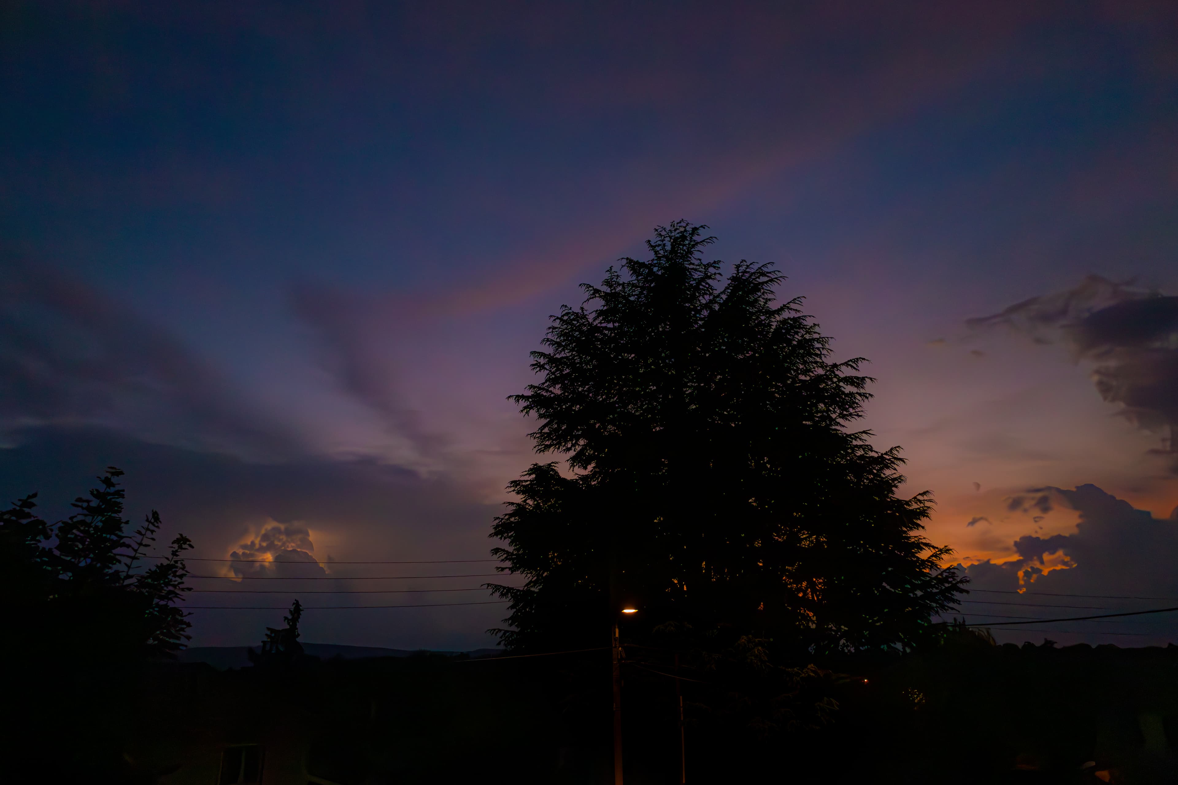 Arbres, orage, et couché de soleil (bleu)